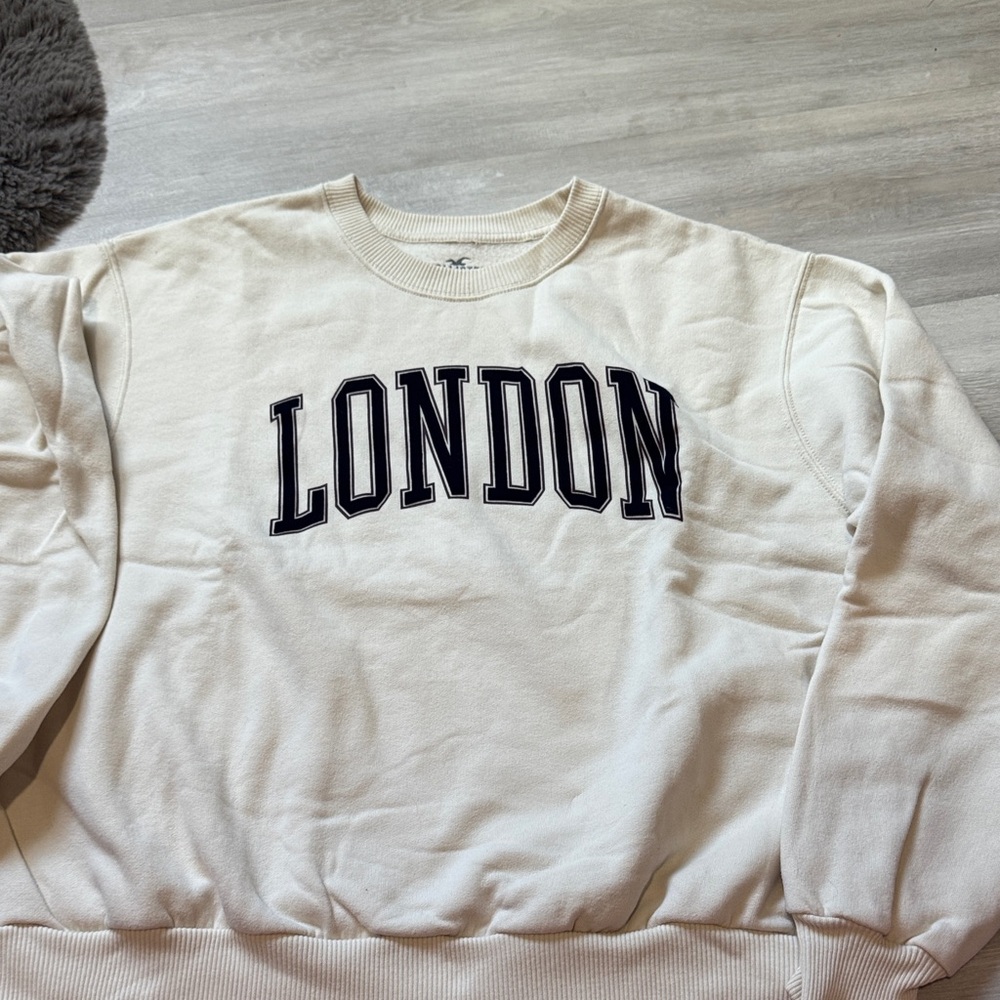Hollister Cream Crewneck Sweater with London Print size medium